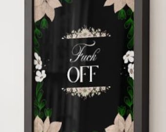 Può includere: Una stampa nera incorniciata con la scritta "Fuck OFF" in elegante corsivo. La stampa è decorata con stelle di Natale beige e foglie verdi. La cornice è grigio scuro.