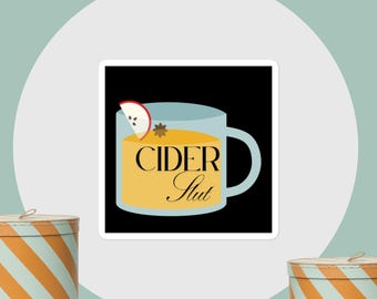 Può includere: Un adesivo con una tazza di sidro con una fetta di mela e anice stellato. La tazza ha la scritta "CIDER Slut". Lo sfondo è nero.