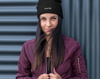 Può includere: Un berretto nero con il testo "Fuck ICE" ricamato in filo bianco sul risvolto anteriore. Il berretto è realizzato in tessuto a maglia e presenta un design con risvolto che si adatta perfettamente alla testa, offrendo un accessorio semplice e funzionale.