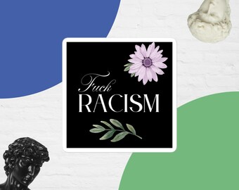 Può includere: Un adesivo quadrato con le parole "Fuck Racism" in scrittura bianca su sfondo nero. Una margherita viola e foglie verdi sono anche sull'adesivo. L'adesivo è su uno sfondo con forme blu e verdi e due statue.