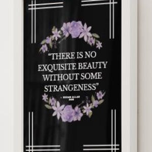 以下が含まれることがあります： 黒い背景に、エドガー・アラン・ポーの「THERE IS NO EXQUISITE BEAUTY WITHOUT SOME STRANGENESS」という白い文字が書かれた額入りのプリント。テキストは紫と緑の色合いの花輪で囲まれています。フレームは白です。
