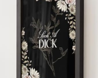 Può includere: Stampa artistica con cornice nera con il testo "Suck A DICK" in un carattere stilizzato, circondata da un bordo floreale di fiori bianchi e rosa e foglie verdi. Lo sfondo è nero.