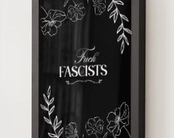 Può includere: Stampa artistica incorniciata nera con illustrazioni floreali bianche e il testo "Fuck Fascists" in un carattere decorativo. L'opera presenta uno sfondo scuro e un design semplice.