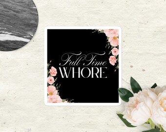 Può includere: Adesivo quadrato con sfondo nero e le parole "Full Time WHORE" in corsivo bianco. L'adesivo è incorniciato con fiori rosa e foglie verdi. L'adesivo è su una superficie bianca.