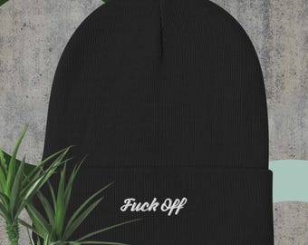 Può includere: Berretto nero con la scritta ricamata "Fuck Off" in bianco. Il berretto è realizzato in un morbido materiale a maglia. Un accessorio casual.