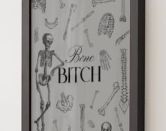 Può includere: Stampa incorniciata con sfondo grigio con illustrazioni scheletriche e la scritta "Bone Bitch". La stampa include uno scheletro completo, ossa e un teschio. La cornice è nera.