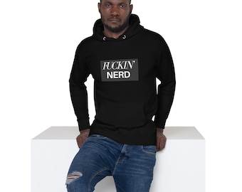 Può includere: Una felpa nera a maniche lunghe con cappuccio e una grafica rettangolare sul petto con il testo bianco "FUCKIN' NERD" in un carattere serif. La felpa include un cappuccio con coulisse ed è abbinata a jeans blu con uno strappo.