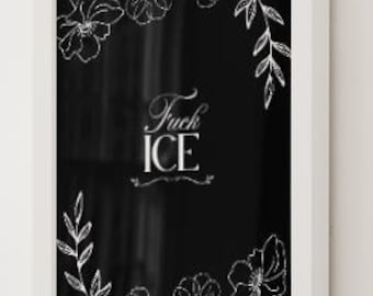 Può includere: Stampa artistica con cornice bianca e sfondo nero. La stampa presenta disegni floreali bianchi lungo i bordi e il testo "Fuck ICE" al centro.