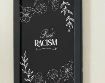 Può includere: Stampa artistica con cornice nera con illustrazioni floreali bianche e il testo "Fuck Racism" in un font stilizzato. L'opera presenta uno sfondo scuro con delicati disegni botanici, creando un contrasto.