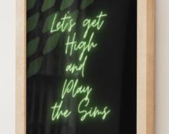 Può includere: Una stampa artistica incorniciata con una cornice in legno chiaro. La stampa presenta un testo verde neon su sfondo nero che recita "Let's get High and Play the Sims". Un motivo di forme a diamante verdi è visibile nell'angolo in alto a sinistra.