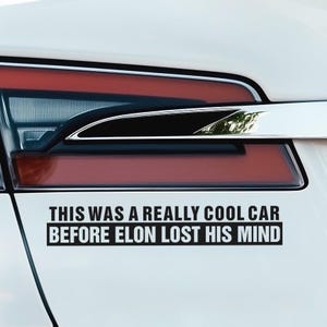 2 vinylstickers voor Tesla-auto's. "Dit was echt een coole auto voordat Elon zijn verstand verloor"