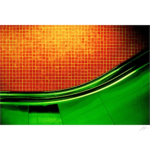 Puede incluir: Una escalera mecánica verde con una pared de azulejos rojos en el fondo. La escalera mecánica es curva y los azulejos son cuadrados.