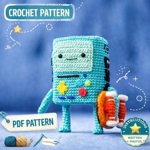 Puede incluir: Un personaje tejido a ganchillo en tonos turquesa, con una cara verde claro y detalles negros. El personaje sostiene un objeto rojo y naranja. La imagen incluye texto que dice "CROCHET PATTERN", "PDF PATTERN" e "INSTRUCTIONS WRITTEN PHOTOS".