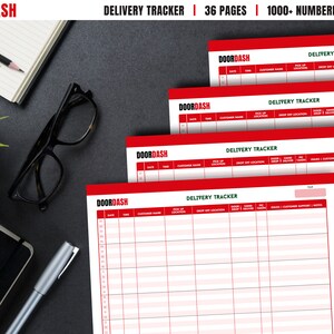 Op de afbeelding: Een set van vier rode en witte printbare leveringsvolgbladen met de tekst "DOORDASH DELIVERY TRACKER" bovenaan elk blad. De bladen zijn ontworpen voor het volgen van leveringen, met kolommen voor datum, tijd, klantnaam, ophaallocatie, afleverlocatie en andere relevante informatie.