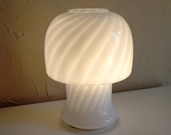 Zeldzame vintage witte wervelende Murano-glaspaddestoellamp, Mid-Century paddenstoelwervelingstafellamp, Opalen glazen paddenstoel Murano-lamp uit de jaren 70