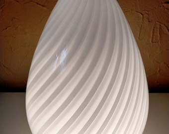 Zeldzame vintage witte wervelpatroon Murano glazen eierlamp, Mid-Century eierwervelingstafellamp, Melkachtige glazen eiertafellamp, Eivormige Murano lamp