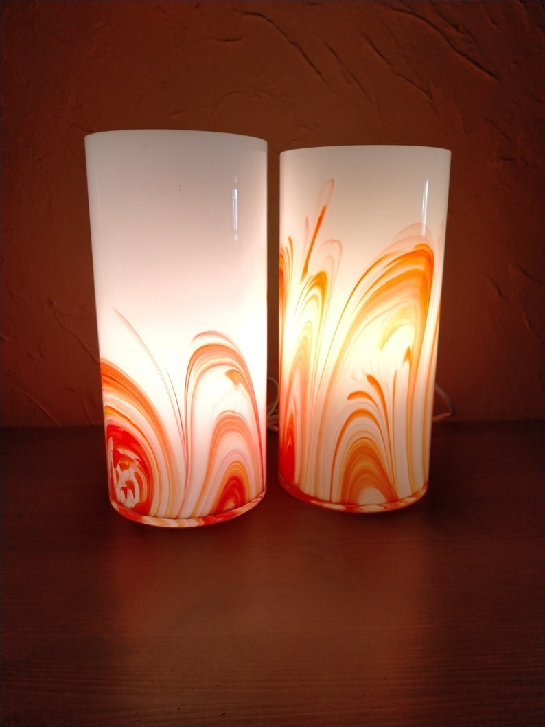 Conjunto de 2 lámparas de mesa vintage de vidrio blanco y naranja, lámpara de vidrio con forma de cilindro vintage, lámpara de mesa de Murano de la década de 1980, lámpara de noche imagen 1