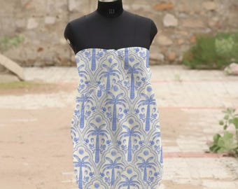 Niebieski sarong z nadrukiem palmy i muszli