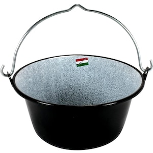 Könnte beinhalten: Schwarzer emaillierter Schmortopf mit weiß gesprenkeltem Innenraum und einem Metallgriff. Der Topf hat einen Aufkleber mit der ungarischen Flagge an der Seite.