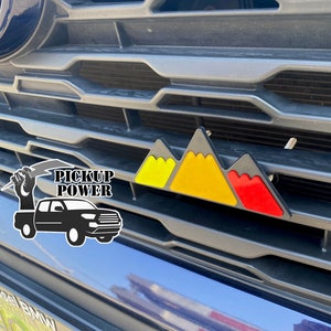 Emblema de rejilla delantera con diseño de montaña nevada tricolor, accesorio decorativo, compatible con Toyota Tacoma, 4Runner, Tundra, Sequoia, Rav4 y Highlander.