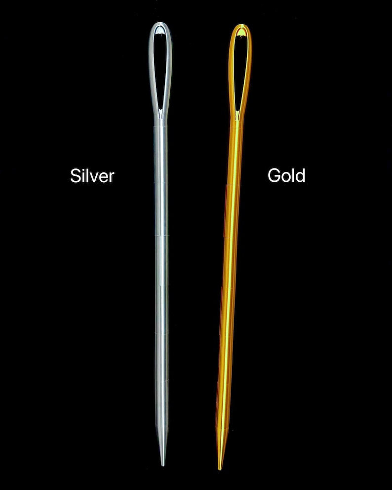 Op de afbeelding: Twee naalden, een zilveren en een gouden, worden getoond tegen een zwarte achtergrond. De zilveren naald staat links en de gouden naald rechts. Het woord "Silver" staat onder de zilveren naald en het woord "Gold" onder de gouden naald.