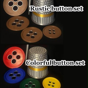 Op de afbeelding: Een set naaiknopen in verschillende kleuren en maten, waaronder bruin, rood, blauw, groen en geel. De afbeelding bevat ook een zilveren vingerhoed met een gouden band en de tekst "Rustic button set" en "Colorful button set".