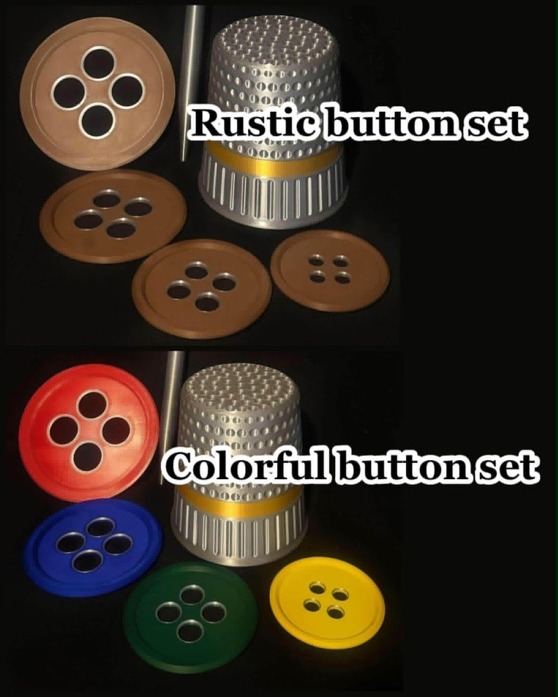 Op de afbeelding: Een set naaiknopen in verschillende kleuren en maten, waaronder bruin, rood, blauw, groen en geel. De afbeelding bevat ook een zilveren vingerhoed met een gouden band en de tekst "Rustic button set" en "Colorful button set".