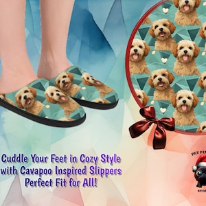 Puede incluir: Un par de pantuflas azul turquesa y blancas con un patrón de perros cavapoo. Las pantuflas están en los pies de una persona. El texto "Cuddle Your Feet in Cozy Style with Cavapoo Inspired Slippers Perfect Fit for All!" está en la parte inferior de la imagen. El texto "PET PIX ART STORE" está en la esquina inferior derecha de la imagen.