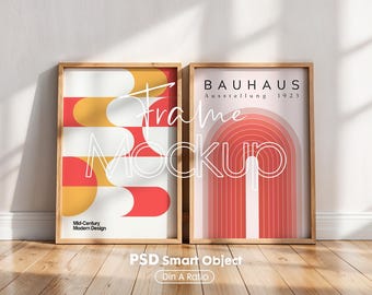 Könnte beinhalten: Zwei gerahmte Drucke mit abstrakten geometrischen Designs in Rot- und Gelbtönen. Der linke Druck trägt den Text "Mid-Century Modern Design". Der rechte Druck trägt den Text "BAUHAUS Ausstellung 1923".