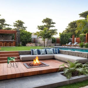 Könnte beinhalten: Ein Außenbereich mit Holzterrasse, Feuerstelle und Sitzecke mit blau-weiß gemusterten Kissen. Ein Swimmingpool und ein Barbereich sind ebenfalls sichtbar, umgeben von viel Grün. Das Feuer brennt.
