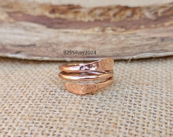 Anello da donna in rame massiccio martellato, realizzato a mano.