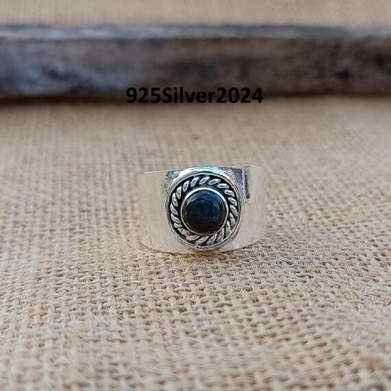 Handmade Labradorite Gemstone Ring: 925 Sterling Silver Handmade Labradorite Gemstone Ring: 925 Sterling Silver