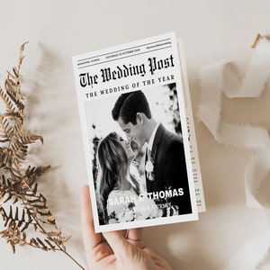 Könnte beinhalten: Schwarz-weiß Hochzeitsanzeige, die wie eine Titelseite einer Zeitung gestaltet ist. Die Schlagzeile lautet "The Wedding Post" mit einem Foto eines Paares. Die Anzeige enthält die Namen "Sarah & Thomas" und das Datum.