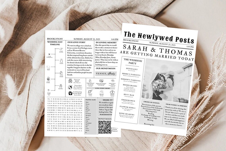 K&ouml;nnte beinhalten: Zwei schwarz-wei&szlig; Hochzeitsdrucke, die als Zeitungen gestaltet sind. Einer hat eine Zeitleiste und ein Wortsuchr&auml;tsel, der andere ein Foto des Paares und Hochzeitsdetails. Der Text enth&auml;lt "Sarah & Thomas heiraten heute."