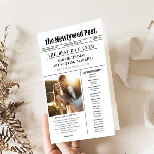 以下が含まれることがあります： 新聞の1ページのようにデザインされた結婚式の告知。見出しは日付と時間とともに「The Newlywed Post」と書かれています。告知には、カップルの写真、名前、結婚式のパーティーの詳細が含まれています。背景は白です。