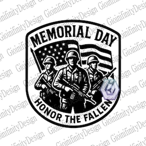 Può includere: Grafica in bianco e nero con tre soldati con fucili, la bandiera americana e la scritta "MEMORIAL DAY HONOR THE FALLEN" all'interno di un bordo a forma di scudo. Un design patriottico.