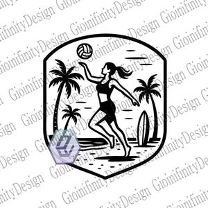 Op de afbeelding: Zwart-wit illustratie van een vrouw die beachvolleybal speelt. Het ontwerp bevat palmbomen, een surfplank en een volleybal. De afbeelding is omlijst in een zwarte zeshoek.