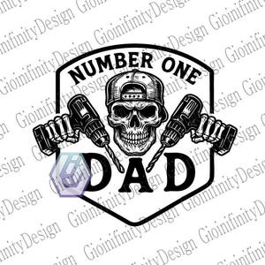 Puede incluir: Diseño gráfico en blanco y negro con una calavera que lleva una gorra de béisbol al revés, con las palabras "NUMBER ONE DAD" y dos taladros. El diseño tiene forma de escudo.