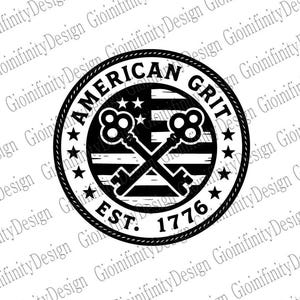 Puede incluir: Un diseño circular en blanco y negro con el texto "AMERICAN GRIT EST. 1776". El diseño presenta llaves cruzadas, estrellas y un fondo a rayas que se asemeja a una bandera. El diseño está rodeado por un borde similar a una cuerda.
