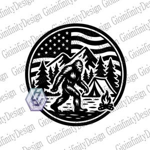 Puede incluir: Gráfico circular en blanco y negro que representa una silueta de Bigfoot caminando frente a una cordillera, árboles y una fogata. Un diseño de la bandera estadounidense está en el fondo. El diseño está encerrado en un círculo negro.