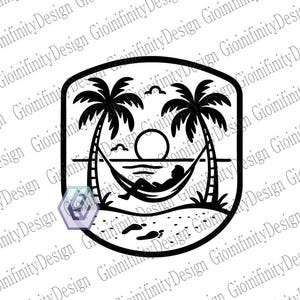 Op de afbeelding: Zwart-wit afbeelding van een strandscène met palmbomen, een hangmat en een persoon die ontspant. De zon gaat onder boven de oceaan. Het ontwerp is ingesloten in een zwarte, schildvormige rand. Voetafdrukken staan in het zand.