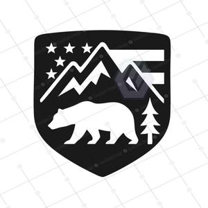 Peut inclure: Graphique noir et blanc d'un écusson avec un ours, des montagnes, des étoiles et un pin. L'ours marche vers la gauche. Les montagnes et les étoiles sont au-dessus de l'ours. Le pin est à droite de l'ours.