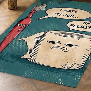 Puede incluir: Una alfombra turquesa con un diseño de dibujos animados que presenta un cepillo de dientes rojo y un rollo de papel higiénico, ambos con caras expresivas. Las burbujas de diálogo dicen "I HATE MY JOB..." y "OH PLEASE".