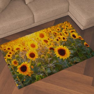 Könnte beinhalten: Ein Teppich mit einem Feld voller Sonnenblumen in Gelb- und Brauntönen. Die Sonnenblumen befinden sich in verschiedenen Blühstadien, einige sind vollständig geöffnet, andere noch in der Knospe.