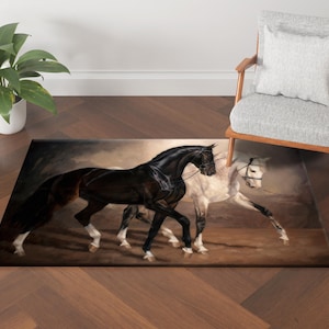 Puede incluir: Una alfombra con fondo marrón que presenta un caballo negro y un caballo blanco corriendo uno al lado del otro.