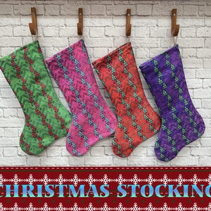 Julstrumpa, grön strumpa, lila strumpa, röd strumpa, julklapp, högtidsdekor, turkiskt mattemönster, personlig present,