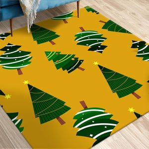 Op de afbeelding: Een geel tapijt met een herhalend patroon van groene kerstboom. De bomen zijn gestileerd en hebben witte accenten.