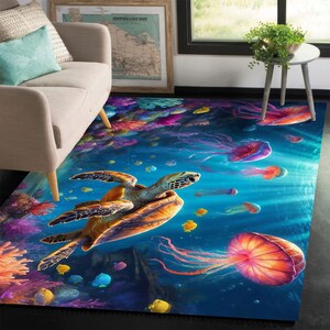 Op de afbeelding: Een levendig vloerkleed met een onderwaterlandschap met een zeeschildpad, kwallen en kleurrijke vissen. Het kleed heeft een blauwe achtergrond met koraal en ander zeeleven. Het ontwerp is gedetailleerd en artistiek.