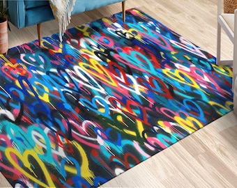 Pode incluir: Um tapete colorido com um design de estilo graffiti que apresenta corações em várias cores, incluindo rosa, azul, amarelo e vermelho, sobre um fundo preto.