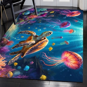 Op de afbeelding: Een rechthoekig vloerkleed met een onderwatersc&egrave;ne met een zeeschildpad, kwallen en kleurrijke vissen. Het kleed heeft een blauwe achtergrond met koraal- en zonlichteffecten, waardoor een levendig en gedetailleerd aquatisch ontwerp ontstaat.